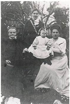 Four generations October 1906: Marion Webber (72), Bella Agel (44), Florrie Bulte (19), baby Beryl Bulte