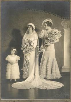 Beryl's wedding 28 March 1934 to Arthur Hyde — L to R: Margaret Williams, Beryl, Thelma